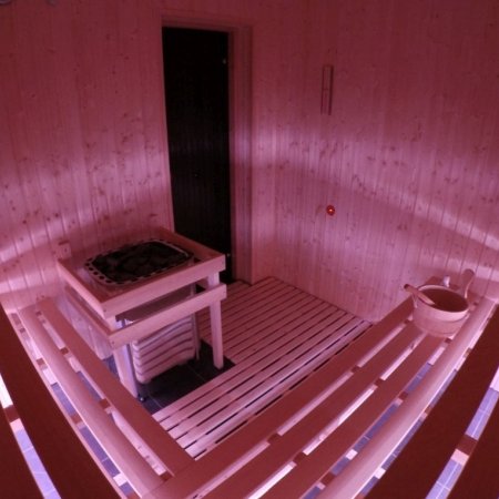 Zdjęcie przedstawia saunę w hali GOSTiR